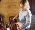 Mme Renarda Fache sert le vin de Cerdon