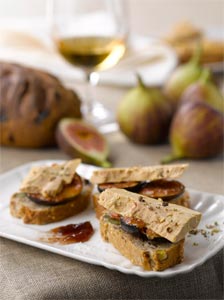 Les mini‐tartines de pain aux figues sèches et noisettes et foie gras sur lit de figues rôties