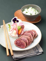 Filet de bœuf chateaubriand façon tataki, bouquet de légumes et cervelle de canut au citron vert et wasabi