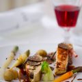 Chapon de pintade de Nerac cuisiné au Floc de Gascogne rouge, truffes du pays et quelques légumes, jus de truffes
