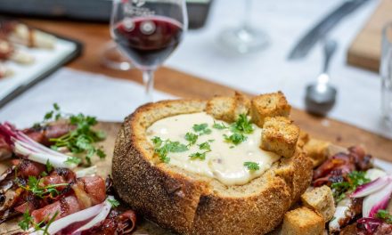 Fondue jambon de Bayonne et fromage de brebis dans une miche de pain au maïs & endives rôties au jambon de Bayonne