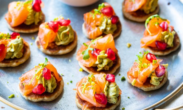 Mini blinis à la crème de pistache, truite fumée et grenade 