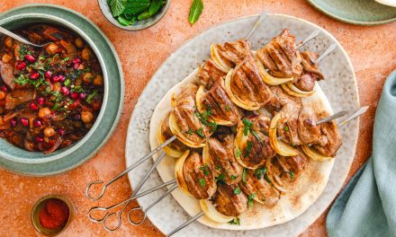 Brochettes de gigot d’agneau aux oignons