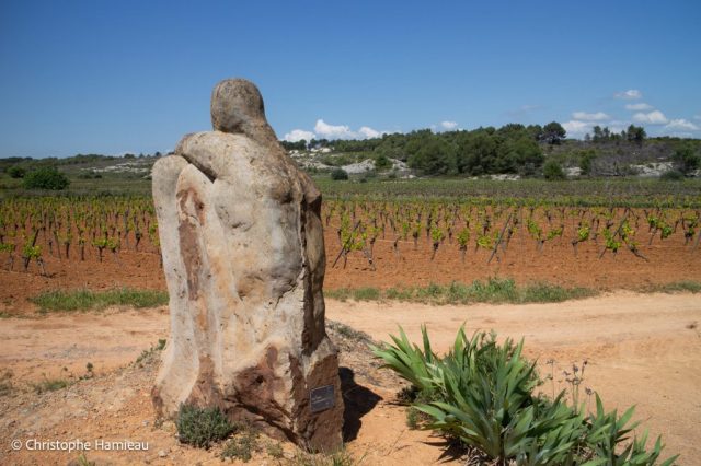 Le Vigneron, statue dans es vignes de la cave coopérative Les Vignerons Montagnac Domitienne