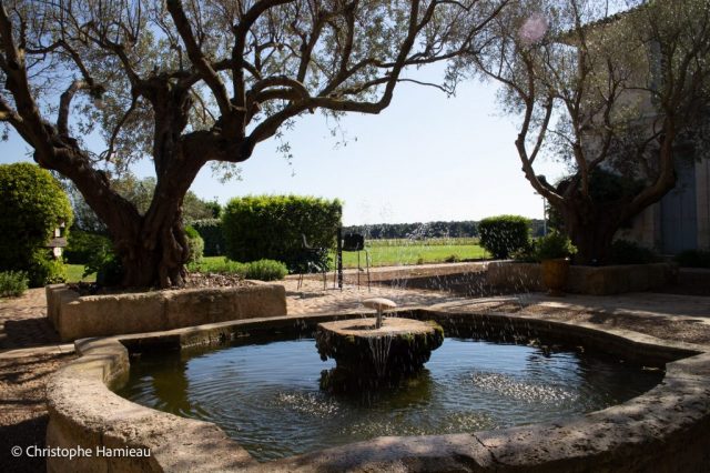 La fontaine dans le patio du Mas Neuf