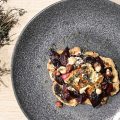 Fêta rôtie au four sur son lit de prunes rouges