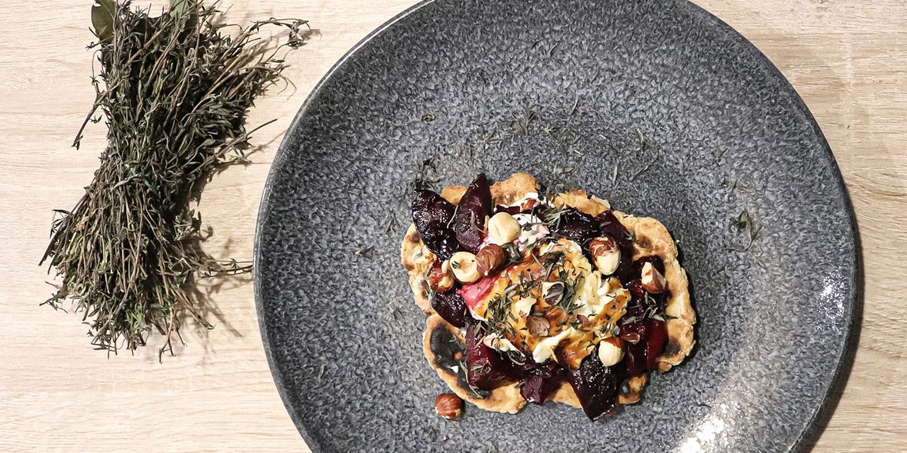 Fêta rôtie au four sur son lit de prunes rouges