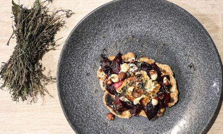 Fêta rôtie au four sur son lit de prunes rouges