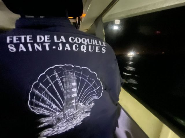 L'appellation « coquille Saint-Jacques » viendrait des coquilles dont se paraient les pèlerins se rendant à Saint-Jacques-de-Compostelle. À l'état sauvage, elle peut vivre une vingtaine d'années. À sa taille commerciale, elle pèse 190 g dont 120 g de coquille.