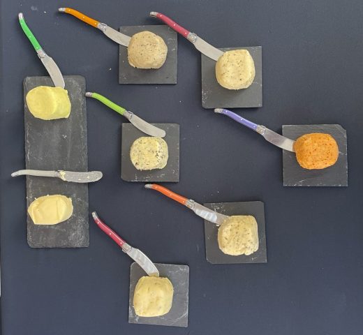 Beurre au sarrasin, au piment d’Espelette, aux cèpes... : à Saint-Brieuc, on conjugue le beurre en maintes nuances, le Breton consommant 13kg de beurre salé par an contre 8 pour un « Français moyen ».