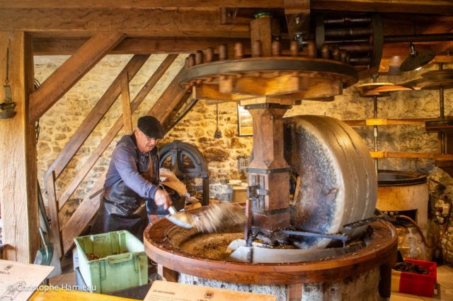 Broyage des noix à la meule