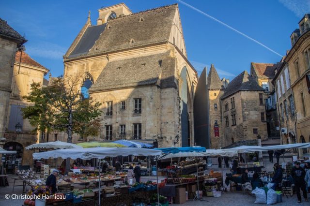 Le marché et l'église Sainte-Marie