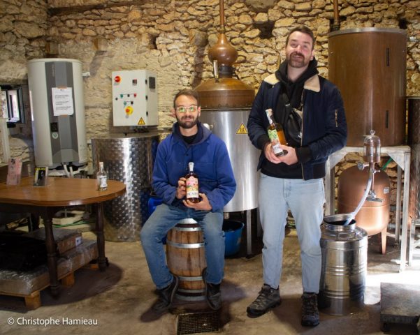 Loïs (à droite) et son distillateur à la distillerie de l'Ort