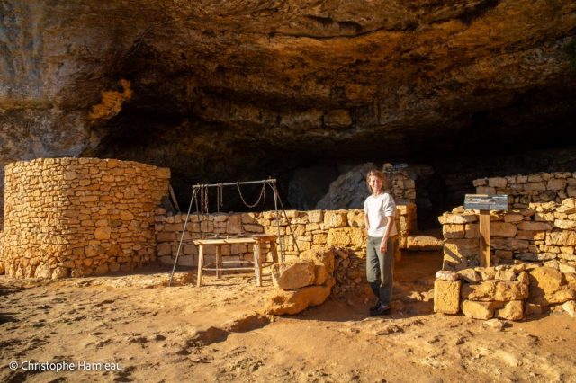 Marie Hamelin devant le four à pain du village troglodytique de La Madeleine