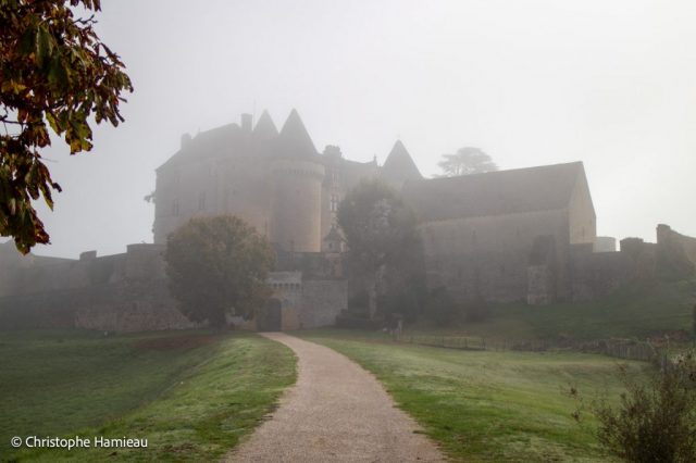 Le Château de Fénelon se réveille dans la brume matinale