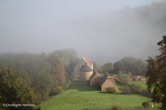 La vallée du Châateau de Fénelon dans la brume