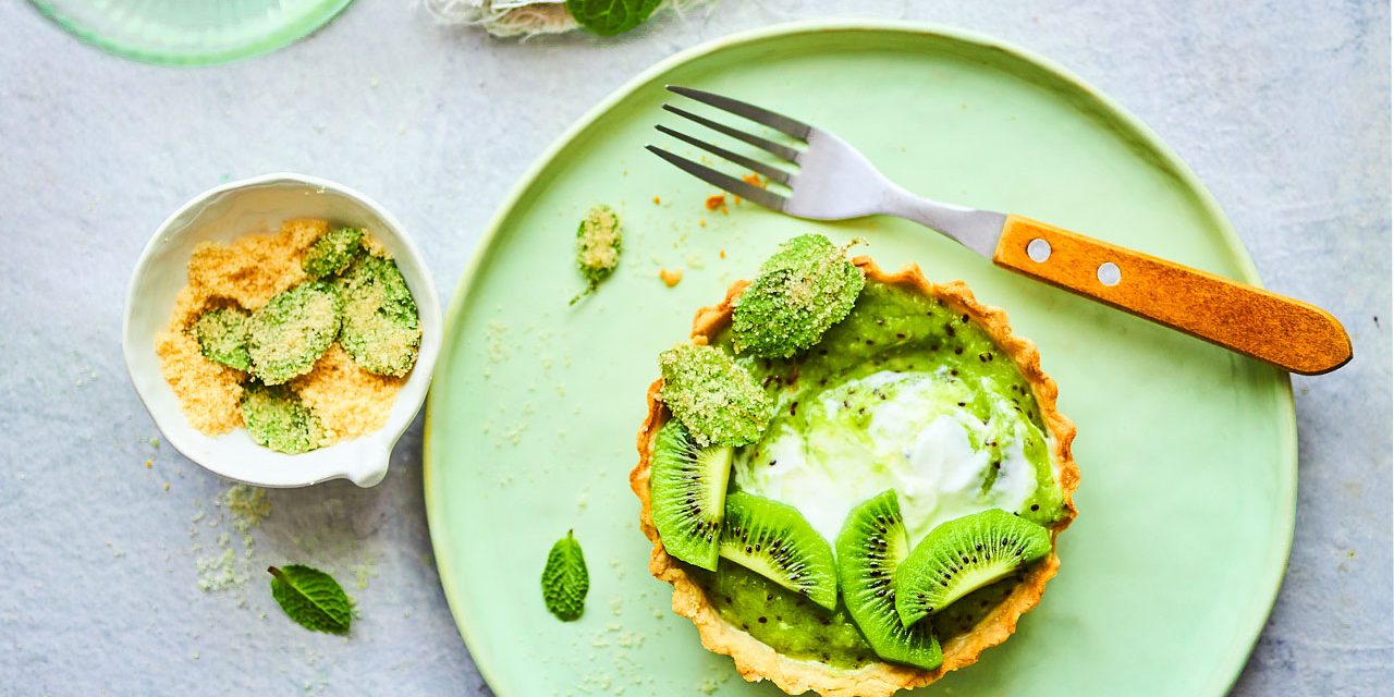 Tartelette kiwi, citron vert, topping feuille de menthe cristallisée  