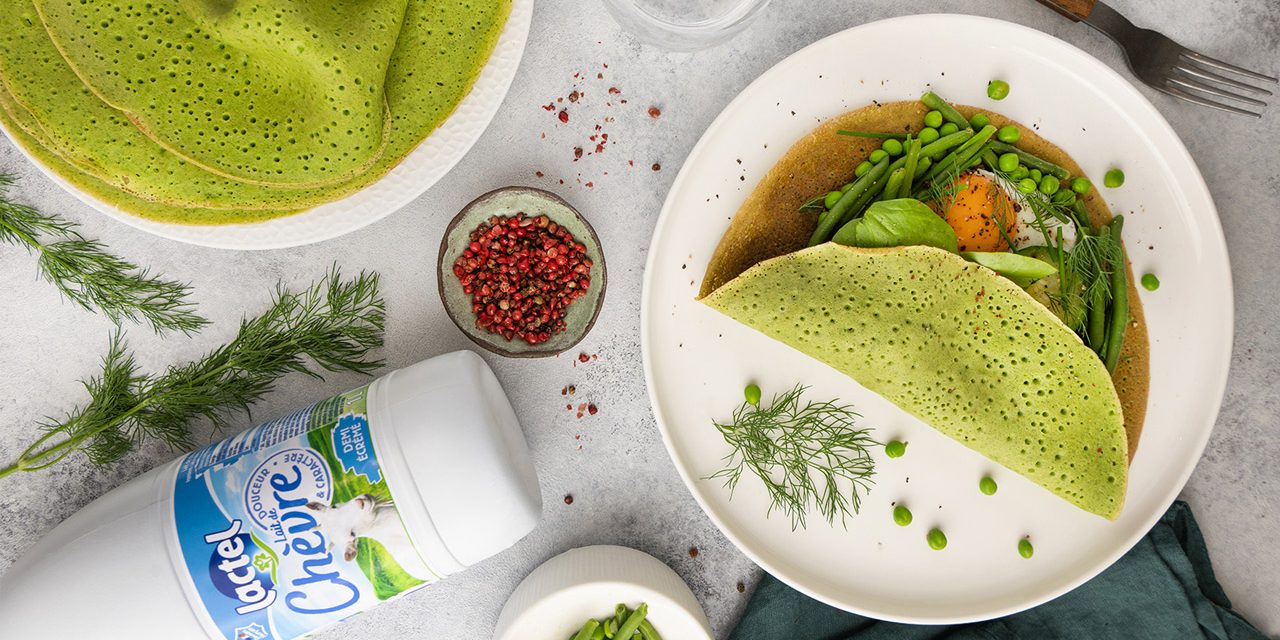 Crêpes salées aux épinards et lait de chèvre, garnies de légumes verts et d’un œuf au plat