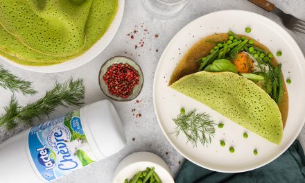 Crêpes salées aux épinards et lait de chèvre, garnies de légumes verts et d’un œuf au plat