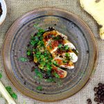 Volaille rôtie, purée de panais au café, jus corsé et poudre café-sésame