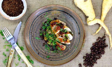 Volaille rôtie, purée de panais au café, jus corsé et poudre café-sésame