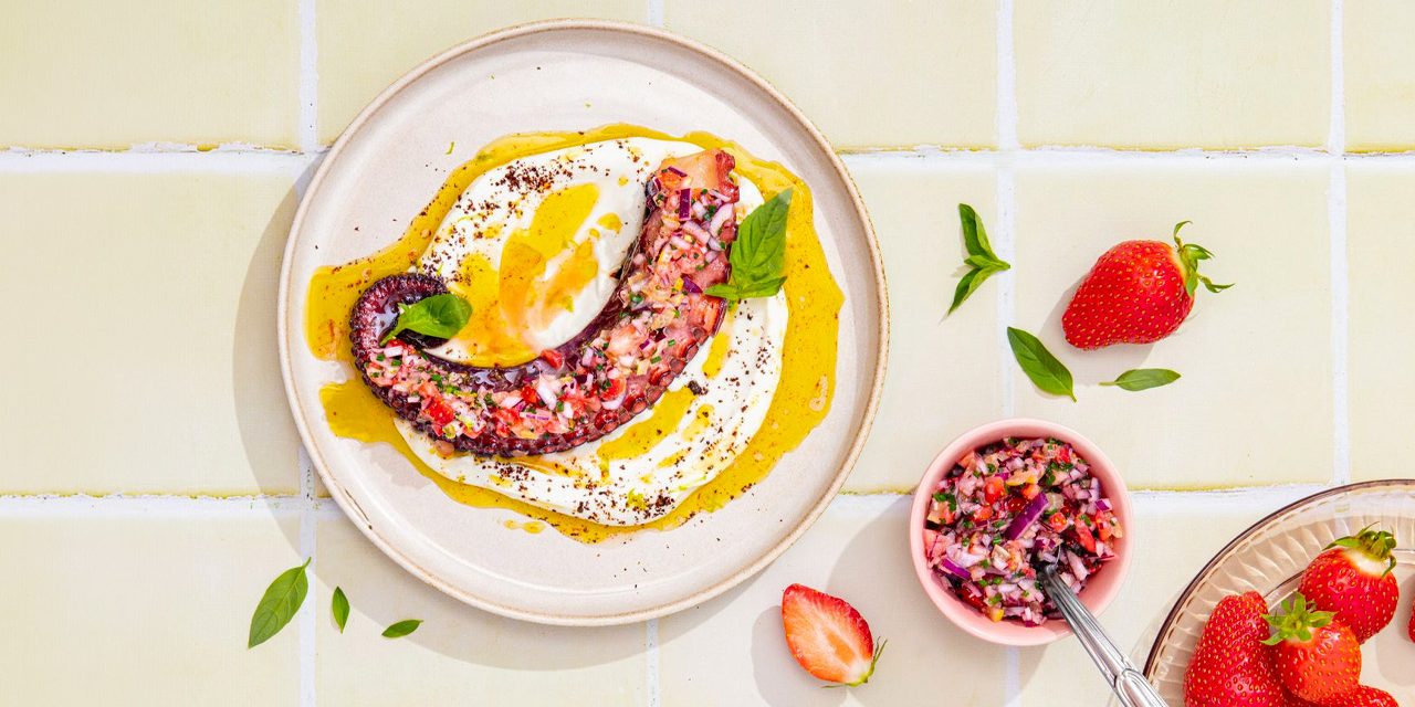 Poulpe grillé, vierge fraise, oignon rouge, labneh & sumac