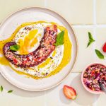 Poulpe grillé, vierge fraise, oignon rouge, labneh & sumac