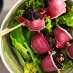 Brochettes de pruneaux en habit de magret fumé