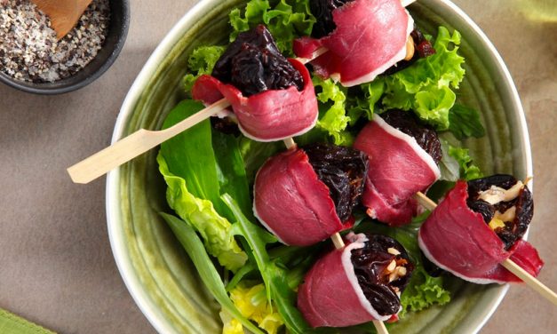 Brochettes de pruneaux en habit de magret fumé