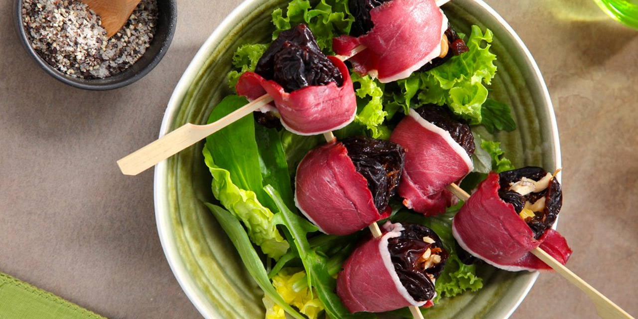 Brochettes de pruneaux en habit de magret fumé