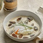 Oeufs pochés à la crème de morilles