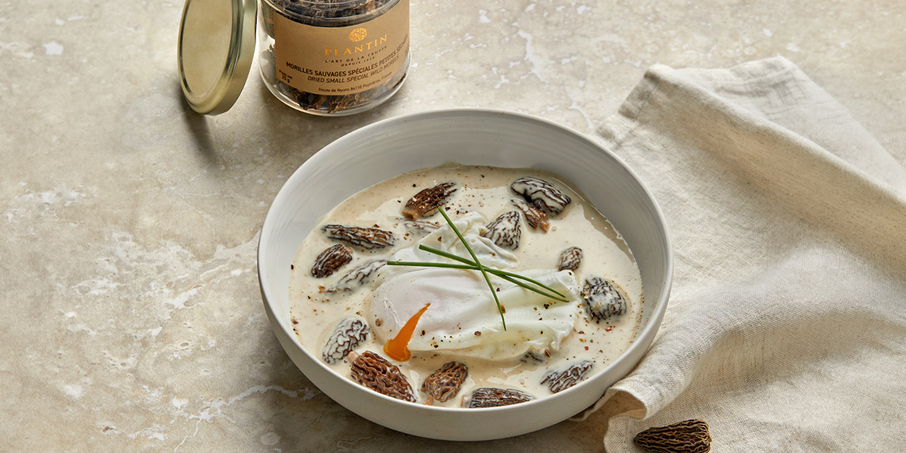 Oeufs pochés à la crème de morilles