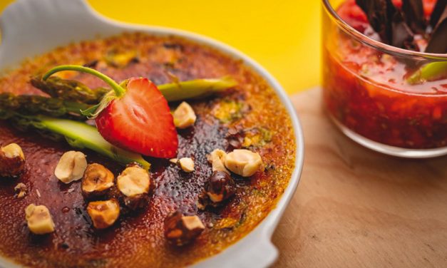 Crème brûlée asperges et noisettes caramélisées, tartare de fraises et copeaux de chocolat 