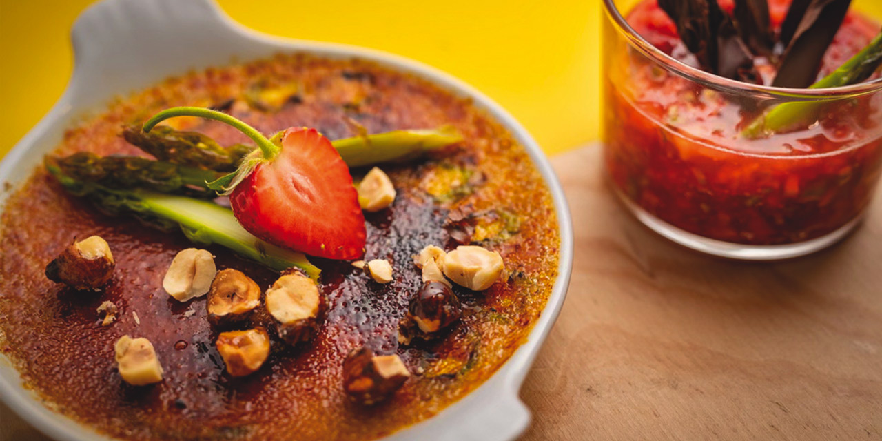 Crème brûlée asperges et noisettes caramélisées, tartare de fraises et copeaux de chocolat 