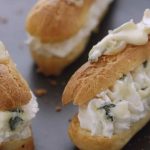 Éclairs salés à la crème fouettée au Bresse Bleu