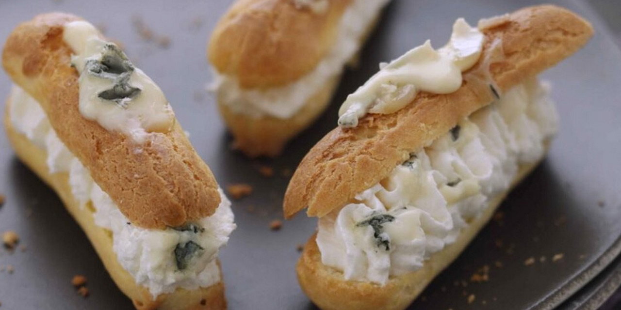 Éclairs salés à la crème fouettée au Bresse Bleu