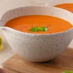 Soupe froide poivrons, tomates et lait de chèvre