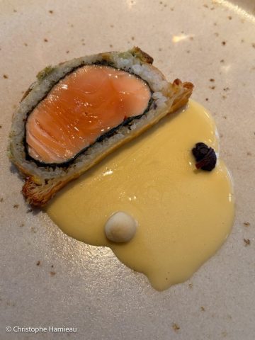 Makibiac au saumon, beurre blanc au raifort, gingembre, échalote.