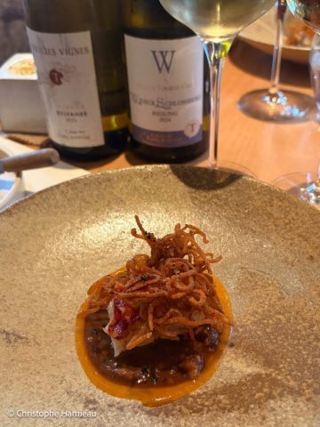 Homard breton grillé, yaki soba au piment d'Urfa, fruit de la passion.